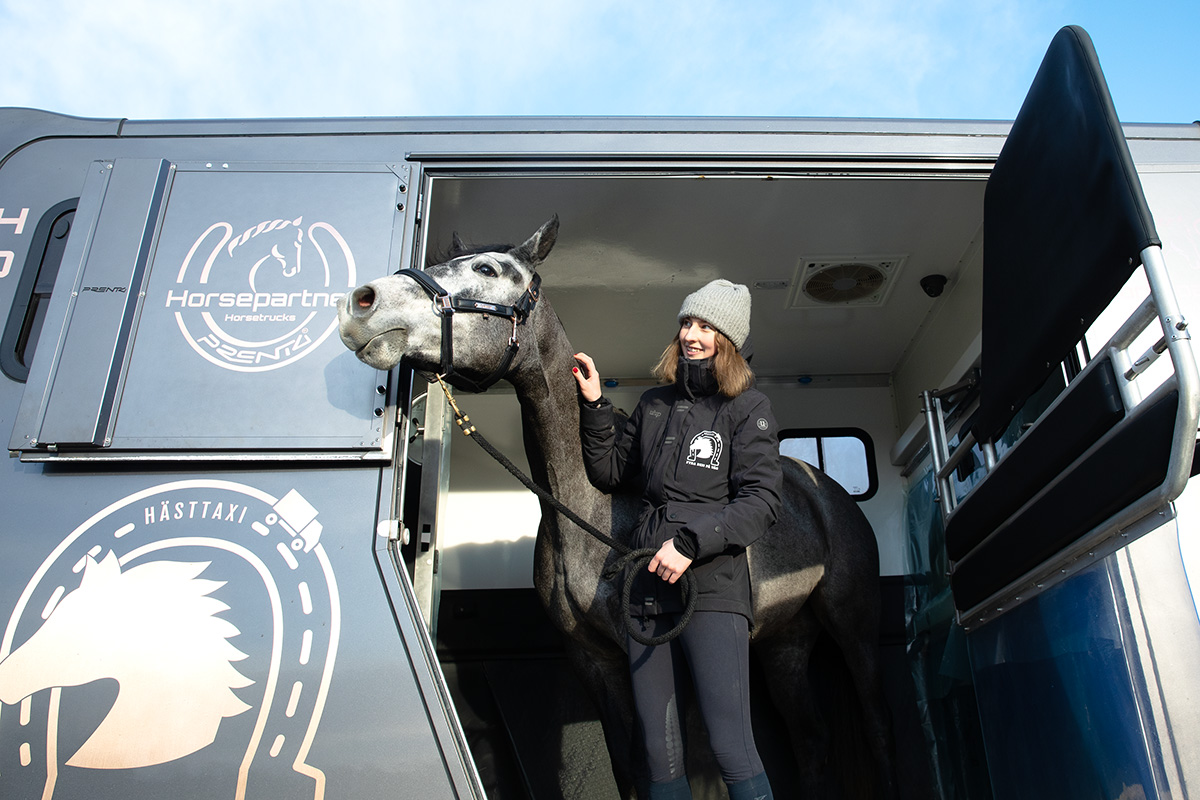 ”De flesta hästägare är väldigt rädda om sina hästar, lite om sig och kring sig”, säger Elina Braaf som hanterar både lastbilar och hästar. Foto: Justina Öster