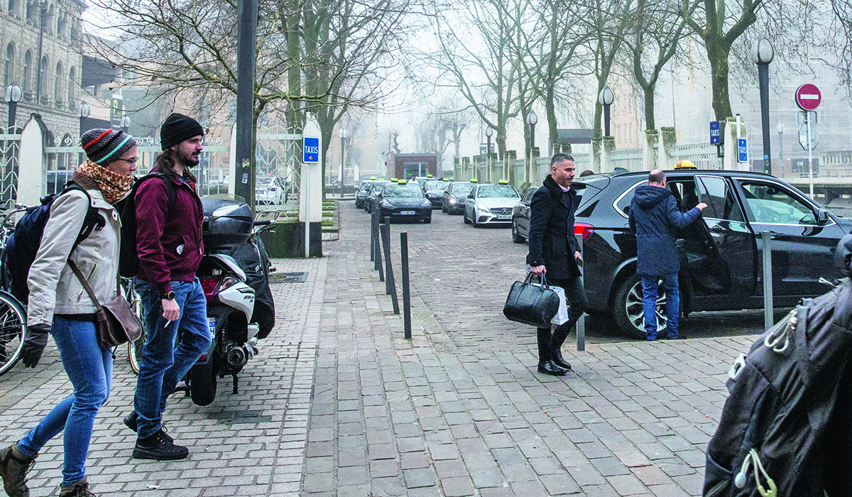 Taxichaufförerna utanför stationen i Metz är inte förvånade över domen mot Uber. Foto: Anna Trenning Himmelsbach