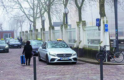 Att köpa en taxilicens i en mellanstor fransk stad kostar runt 1,7 miljoner kronor, medan en Uberkurs går på ett par hundralappar. Men alla här är överens om att lönsamheten för att köra för plattformarna är för låg. Foto: Anna Trenning-Himmelsbach