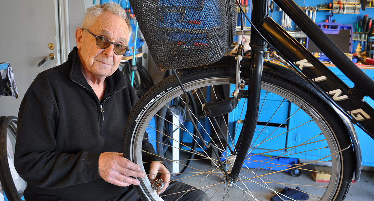Pensionerade lastbilschauffören Pelle Thorstensson i Bromölla fixar cyklar till vuxna och barn från Ukraina.
