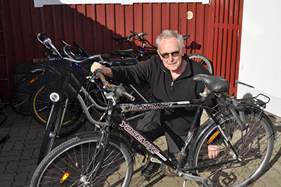 Pelle Thorstensson i Bromölla fixar cyklar till vuxna och barn från Ukraina. 