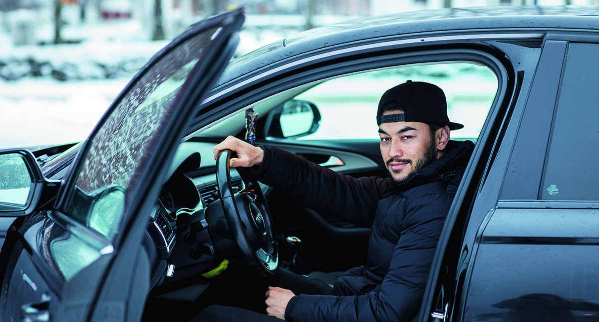 Qorban älskar att köra bil. Så fort han fick jobb som lastbilschaufför köpte han sin svarta Audi. Foto: Pernilla Ahlsén