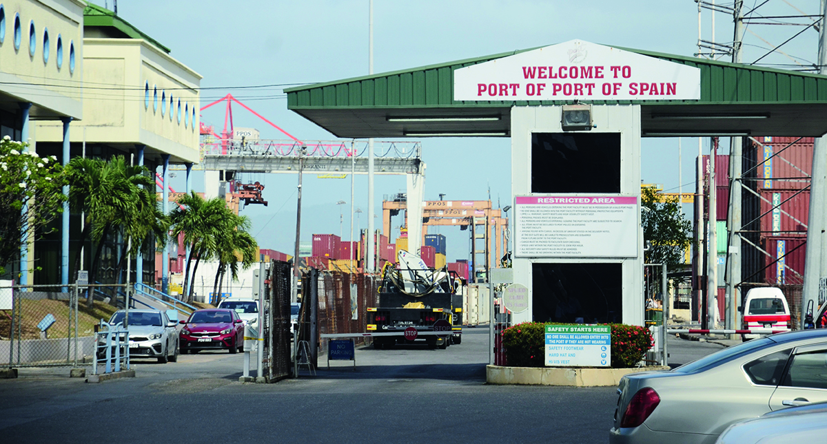 Strikta säkerhetsregler gör att man inte kommer närmare containerhamnen i Port of Spain än så här.