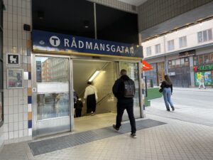 Nedgång till Rådmansgatans tunnelbanestation. Foto: Justina Öster