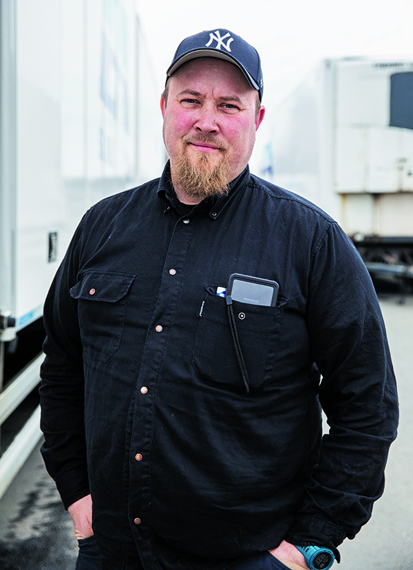 ”Jag märker att det tar längre tid att återhämta sig och bli människa igen”, säger lastbilschauffören Tobias Olausson. Foto: Pernilla Ahlsén