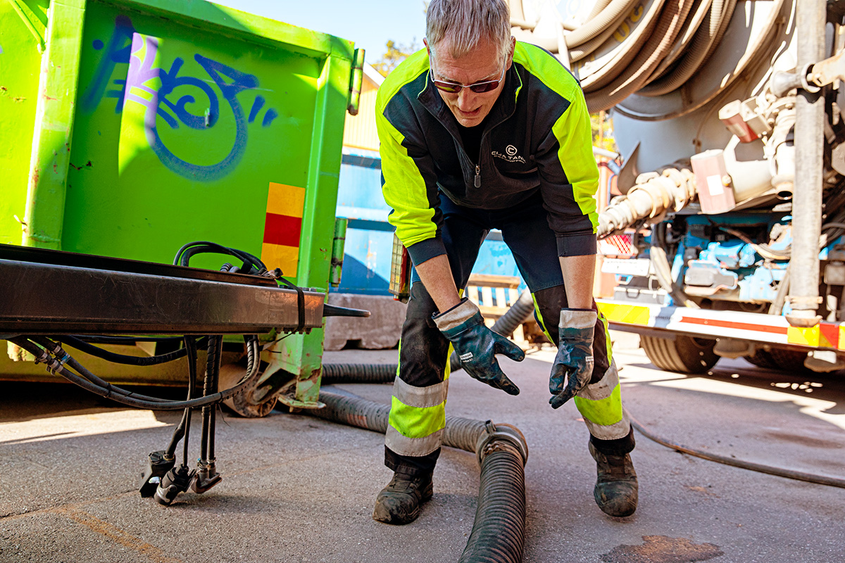 Jobbet är fysiskt krävande och Jimmy Söderström gillar utmaningarna, att lösa problem. ”Om jag jämför oss med andra som har mindre ansvar så är vi lågavlönade”, säger han.