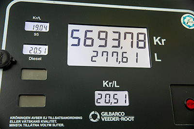 Drygt en halv tank diesel à 5 693,78 kronor. Jimmy brukar tanka för runt 7 000 spänn. Det räcker i tre, fyra dagar.