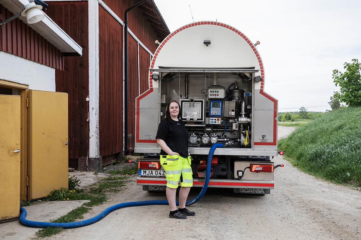 Att köra mjölkbil är Ebbas tredje jobb. I framtiden vill hon gärna ha ett eget åkeri. Foto: Pernilla Ahlsén