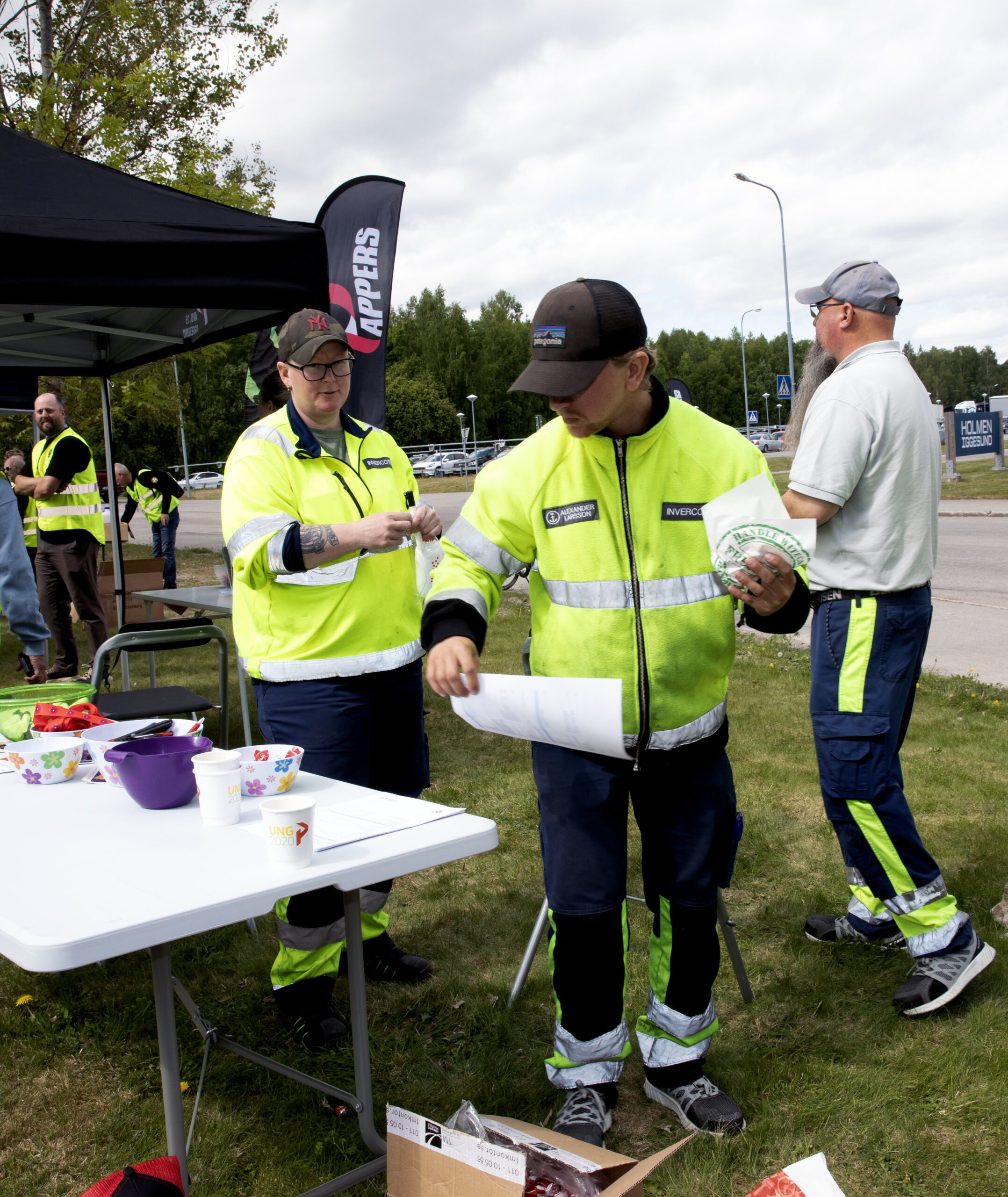 Jenny Nykvist med kollegor kollar in infomaterialet. Foto: Justina Öster