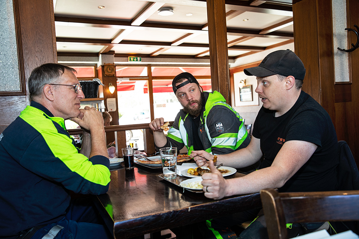 Jimmy lunchar gärna med sönerna. Här med äldsta sonen Dennis Söderström (till höger) och hans anställda Viktor Persson. Foto: Justina Öster