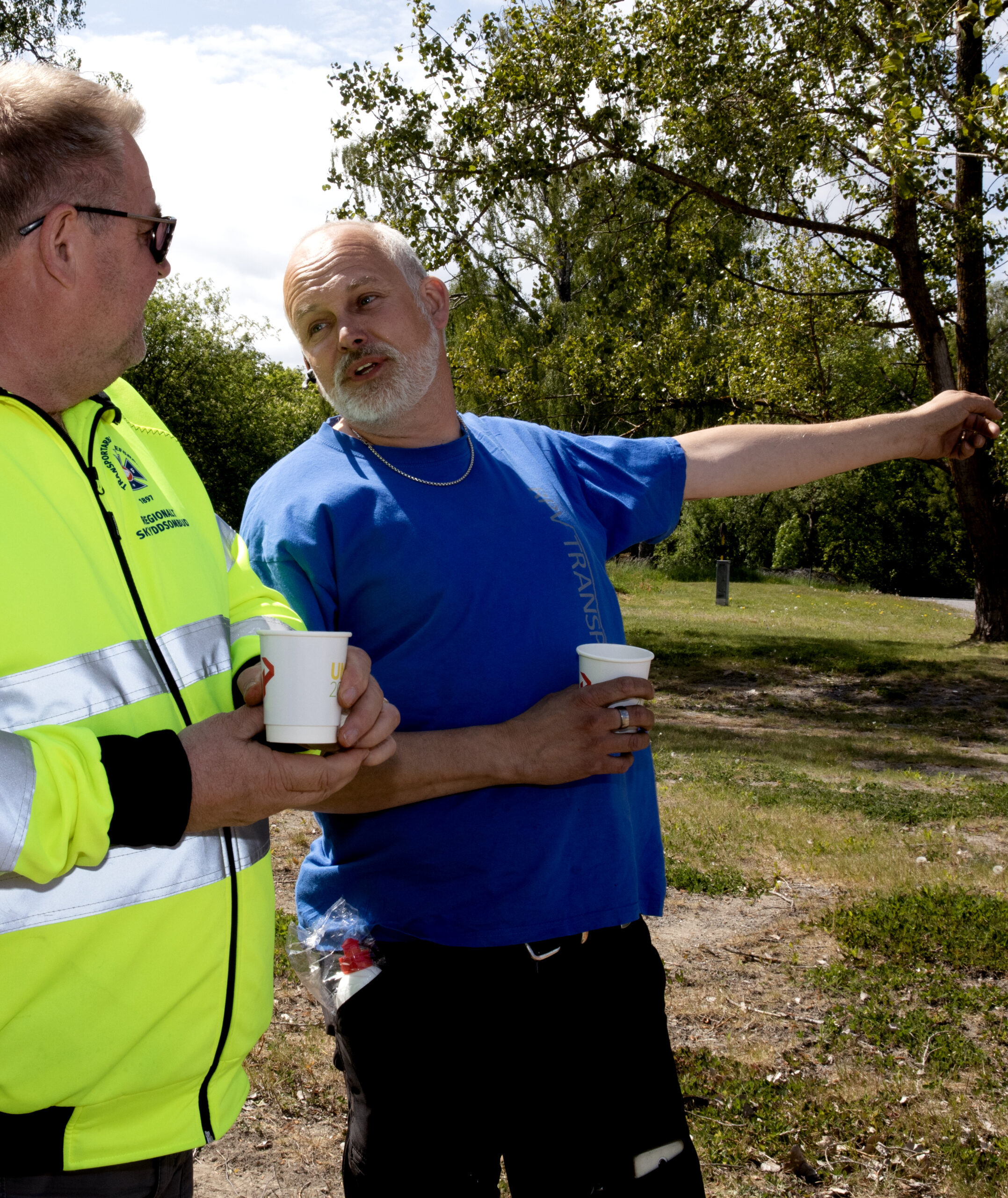 Regionala skyddsombudet Johnny Wiklund och timmerbilsföraren Christer Lundin. Foto: Justina Öster