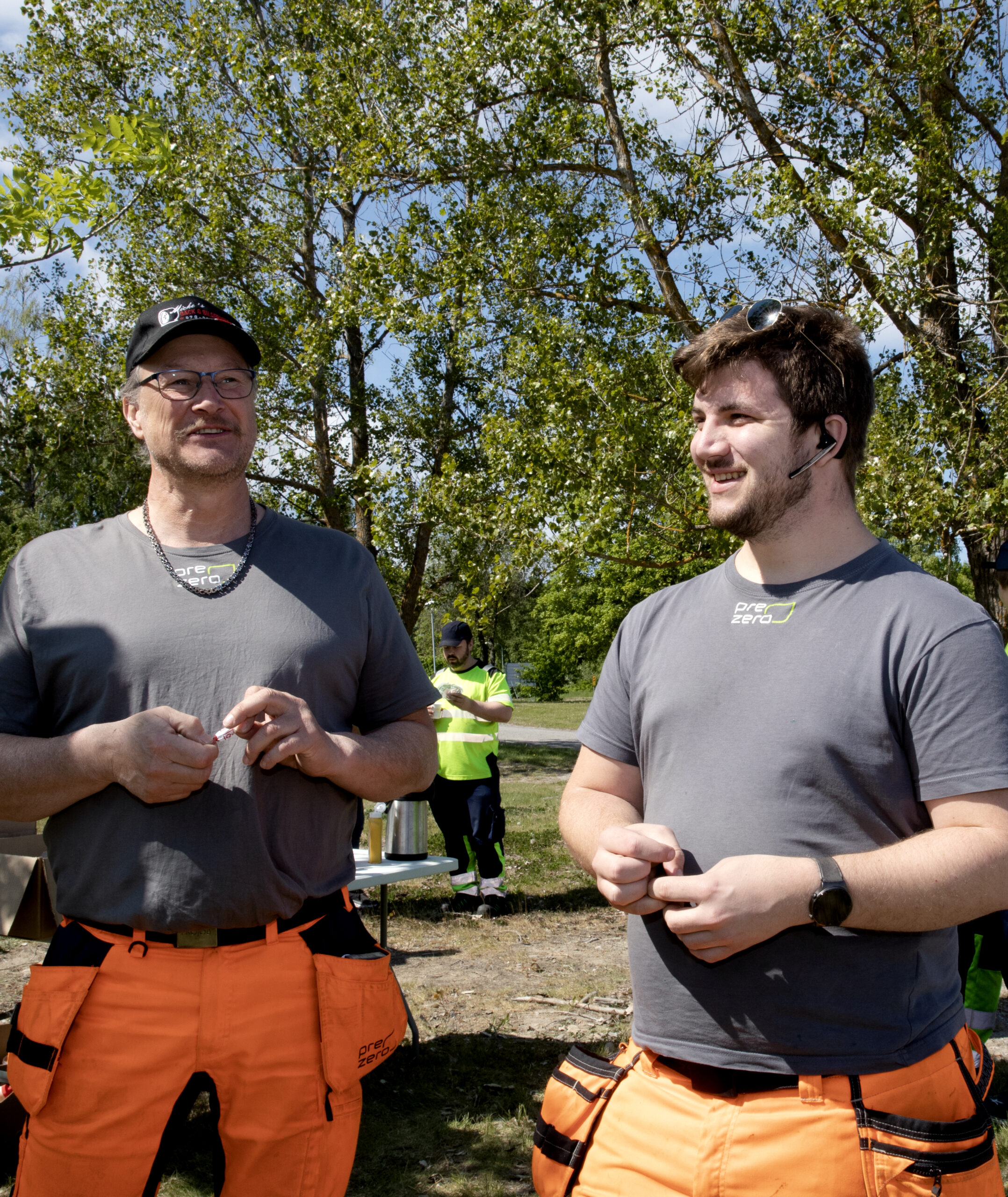 Sopgubbarna Mikael Engberg och Jannis Stefanakis. Foto: Justina Öster