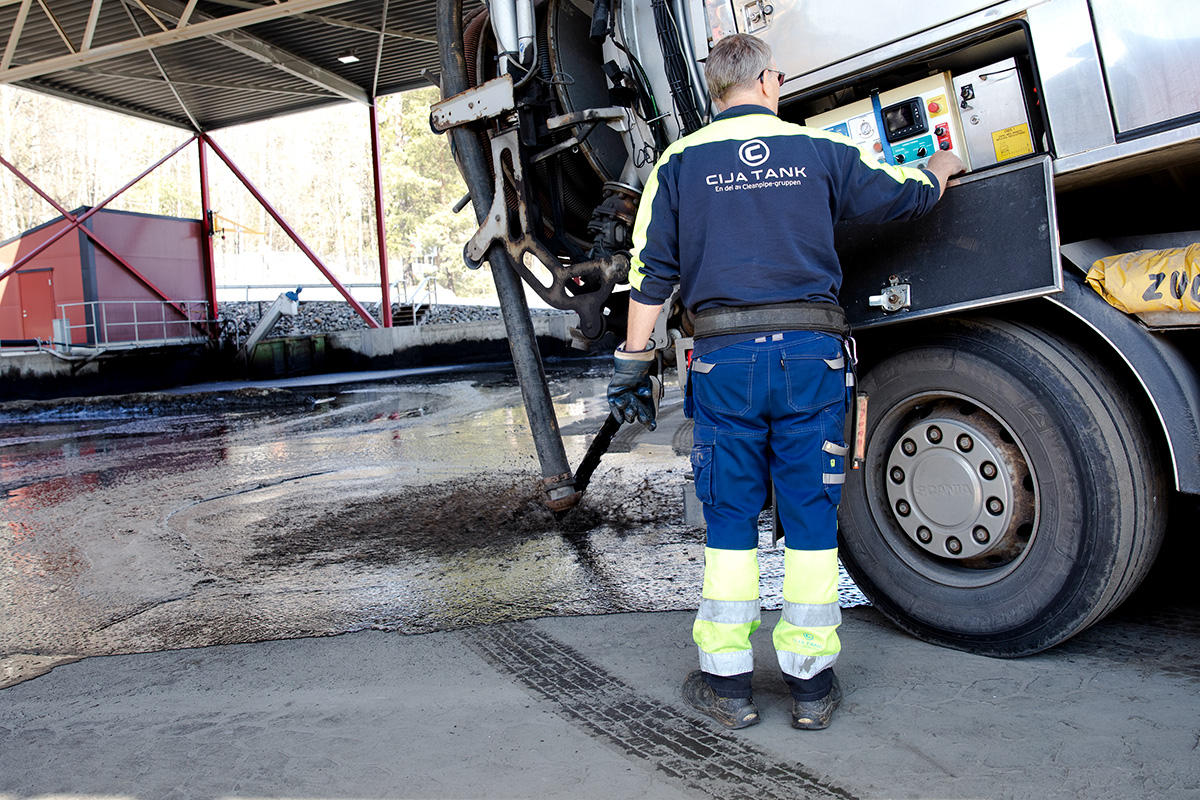 På återvinningscentralen i Huddinge tömmer Jimmy Söderström ut slammet från några olje­avskiljare. ”Vi tömmer rätt ut på planen och spolar rent mitt i skiten. De borde satsa mer på oss som tippar”, säger han. Foto: Justina Öster