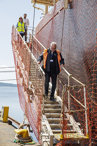 Uppdrag utfört. Göran Larsson och Transportarbetarens Lilly Hallberg lämnar fartyget. Foto: Pernilla Ahlsén