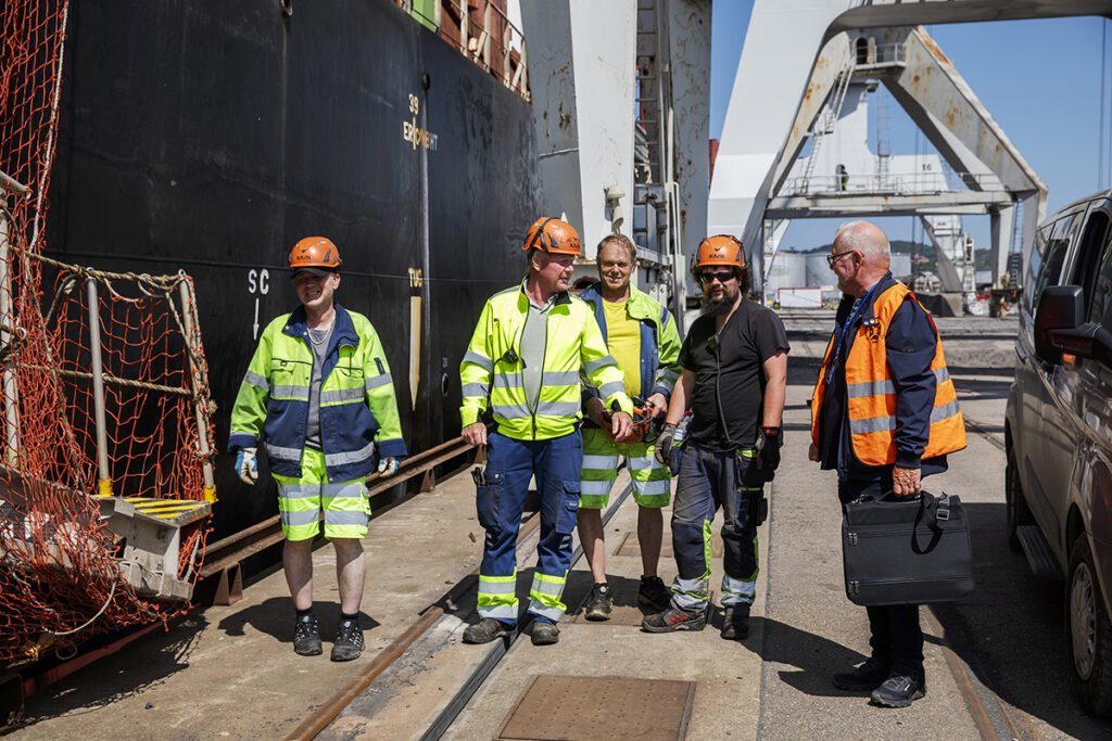 Skeppsholmspiren i Uddevalla hamn före inspektionen. Göran Larsson träffar några av dem som ska lossa fartyget. Foto: Pernilla Ahlsén
