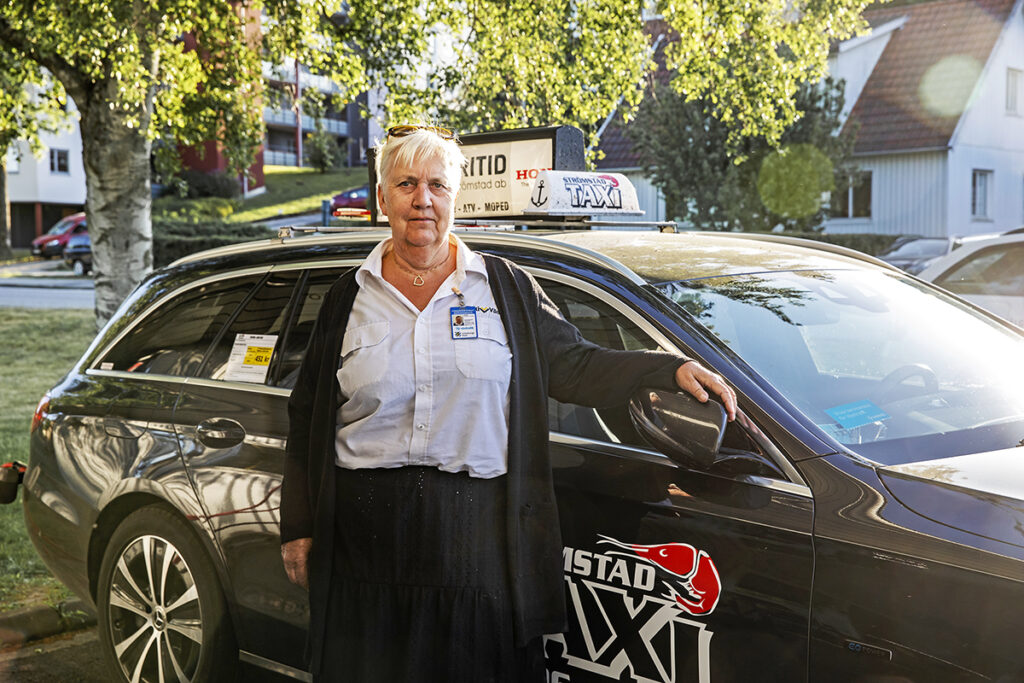 Birgitta Cronqvist på taxistationen i Strömstad. Foto: Pernilla Ahlsén