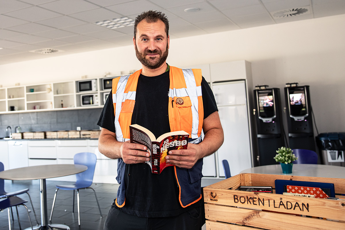 Jonny Kronbäck är huvudskyddsombud på Truck and Wheels lager i Staffanstorp, dit Transports Malmöavdelning kört sin boklåda med pappers- och ljudböcker. Men läsa? ”Jag hinner inte”, säger han.