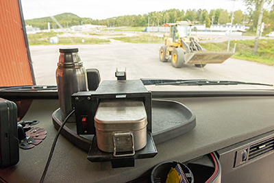 Varm mat i hytten varje arbetsdag tack vare matlådevärmaren. Den är flyttbar, så Per Ehlin tar den med sig när han byter lastbil. Foto Börge Nilsson/Textra