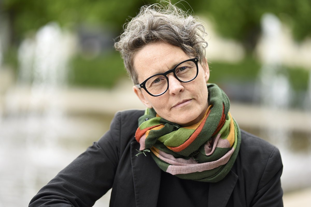 Tove Lundberg är docent i psykologi vid Lunds universitet, och forskar om mikroaggressioner och minoritetsstress i arbetslivet. Hon och hennes kollegor tittar bland annat på sambandet med psykisk ohälsa som depression, ångest och stress.