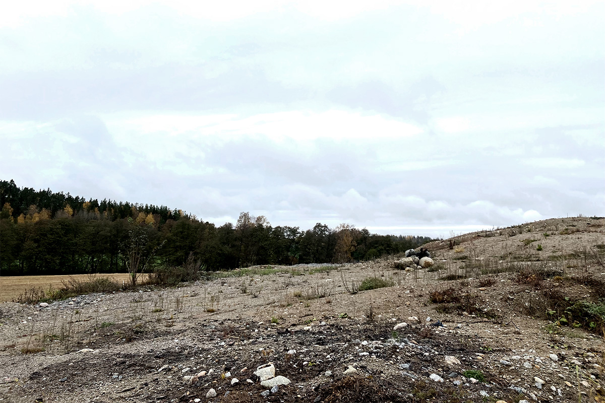 Här i Kagghamra startade branden i november 2020. Sedan februari 2021 är soptippen täckt av sand.