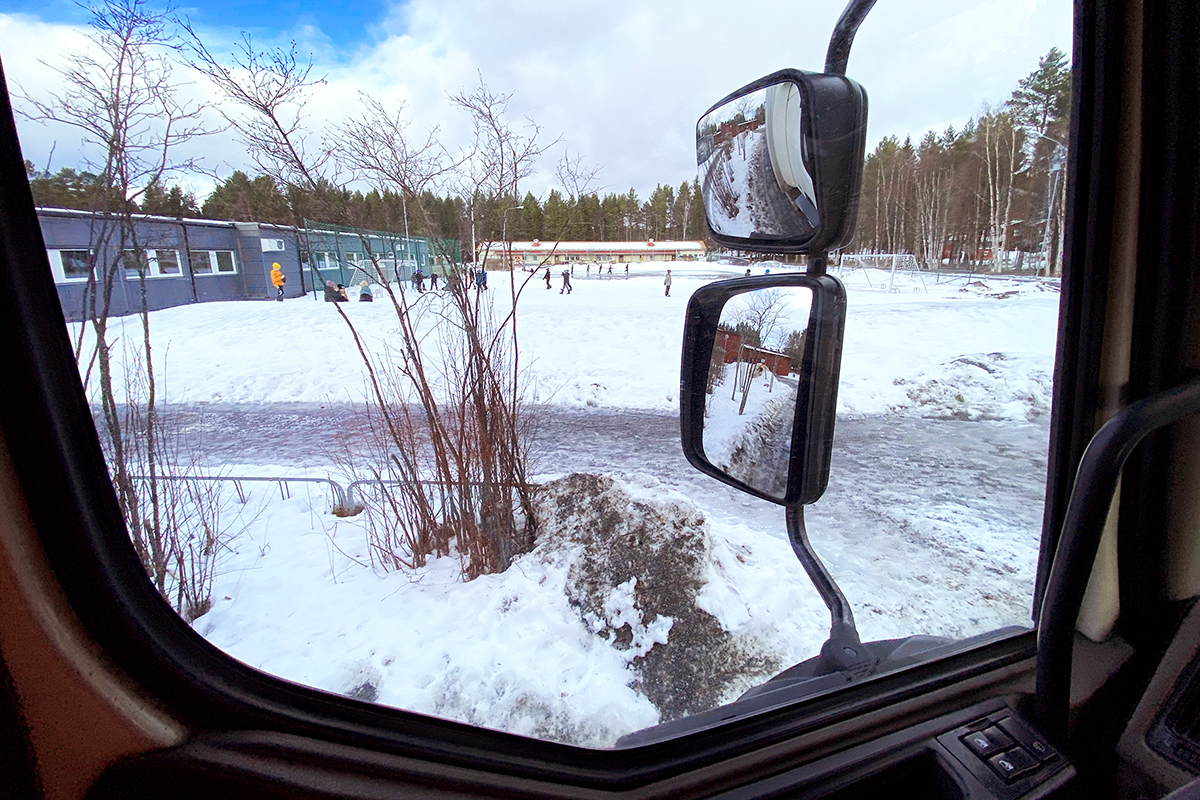 Lekande barn utanför Lillsjöskolan i Östersunds kommun. Trots backkameror och teknisk utrustning kan tungbilsförare missa barn som plötsligt dyker upp bakom varu- eller sopbilen.