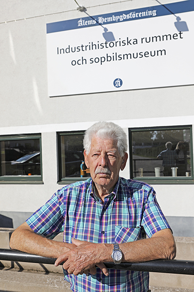 Allan Johnsson framför museet som åter kunde öppna i augusti i år, i nya lokaler i Folkets hus. Foto: Lilly Hallberg