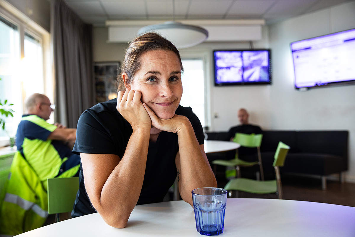 Linda Gröning bland kollegorna i lunchrummet. Foto: Justina Öster