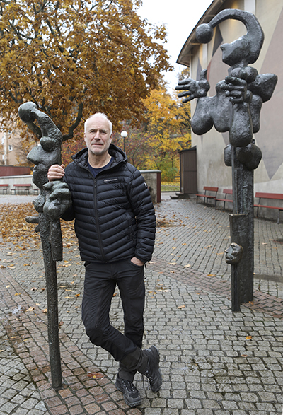 Lars Sjölund på torget i Årsta, i södra Stockholm. Foto: Lilly Hallberg