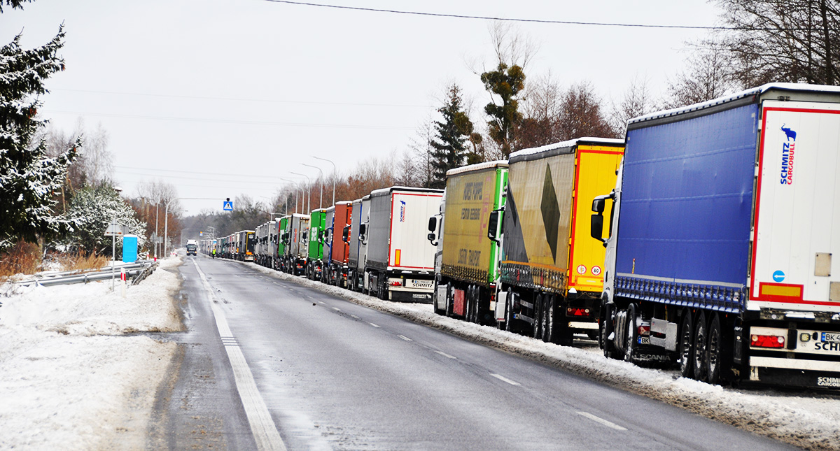 Kön av lastbilar på väg till Ukraina är flera mil lång. Foto: Tadeusz Rawa
