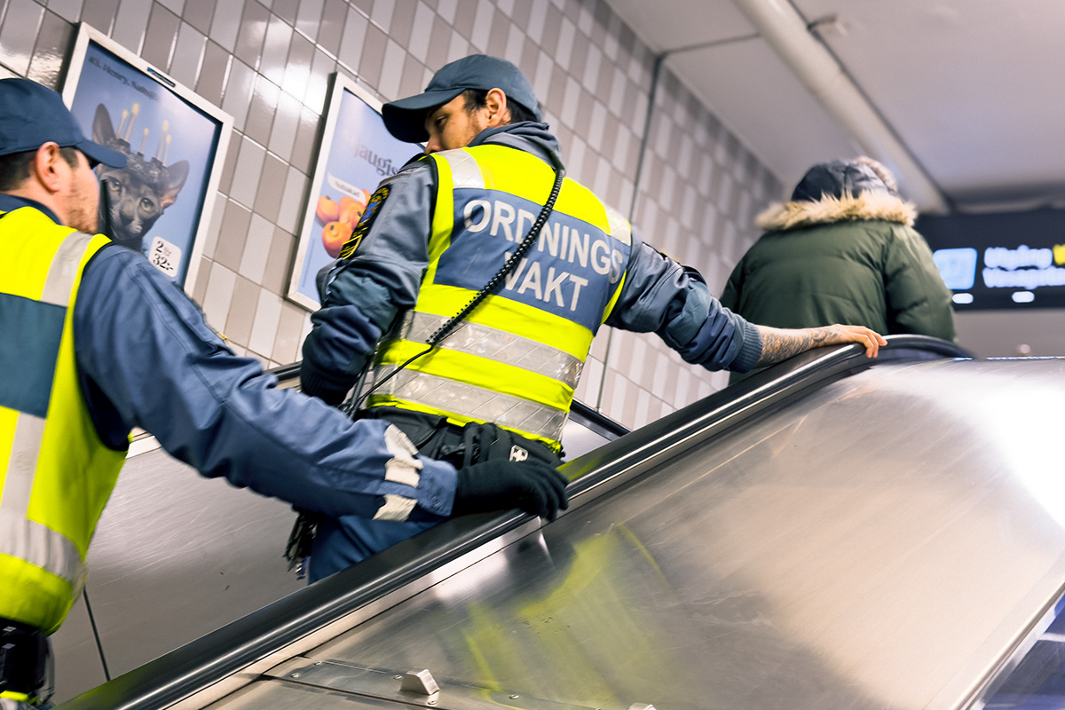 Ordningsvakter i tunnelbanan. Foto: John Antonsson