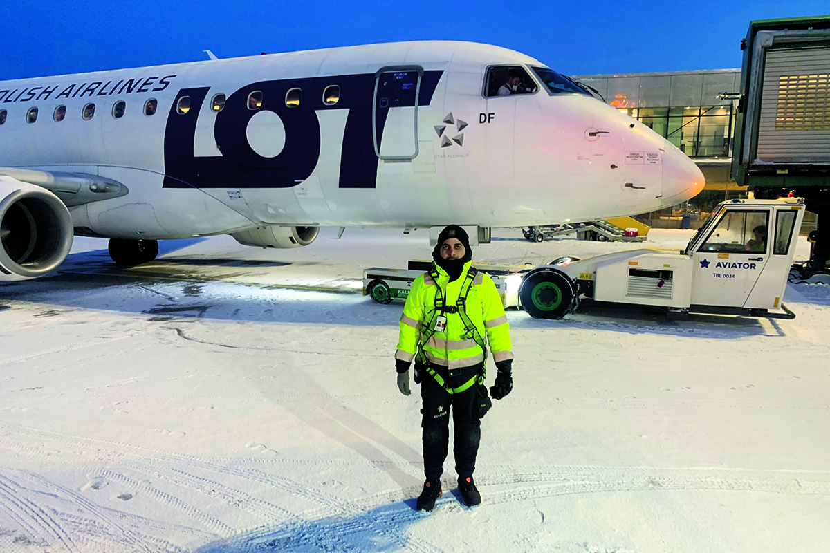 Peter Sezkir jobbar som lastare på företaget Aviator vid Landvetters flygplats i Göteborg. Foto: Privat