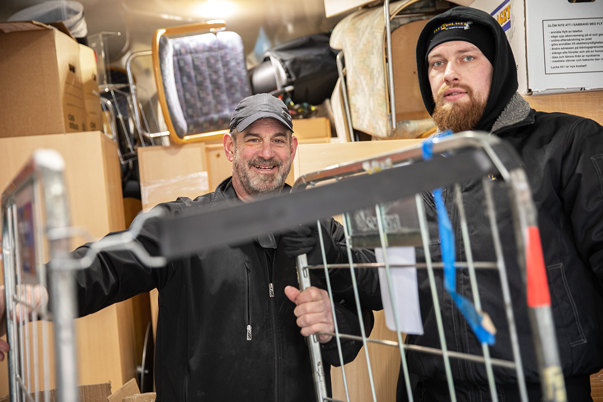 Mitt i flytten. För Chris Michau och Anton Semeniuk rullar jobbet på bra. Foto: Justina Öster