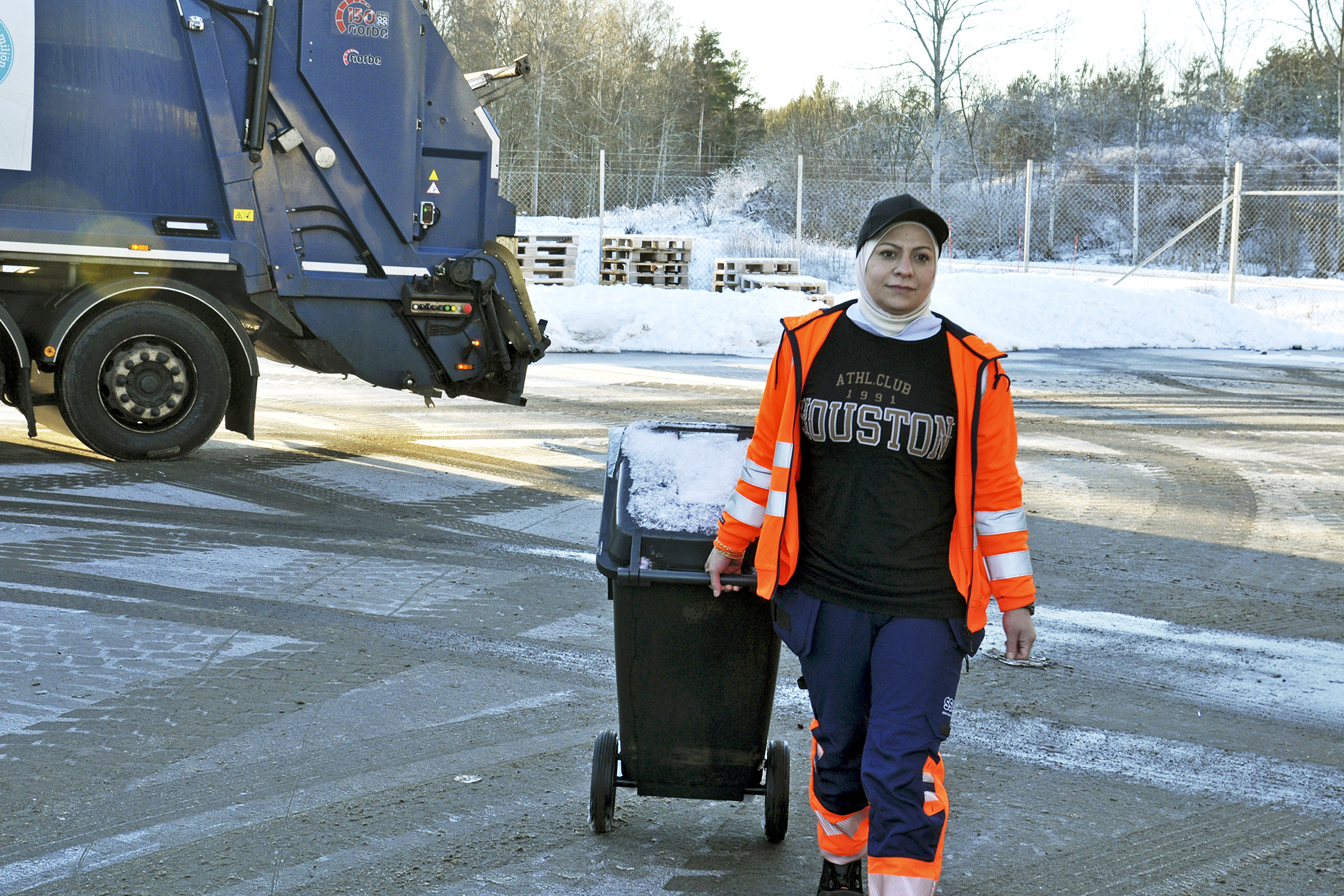 Stressen att hinna med alla på körlistan innan arbetsdagen är slut är en nackdel med jobbet. Ofta blir det någon timmes övertid ett par dagar i veckan. Men annars trivs Heba Hammousch med sitt yrkesval. Foto: Sven Rosell