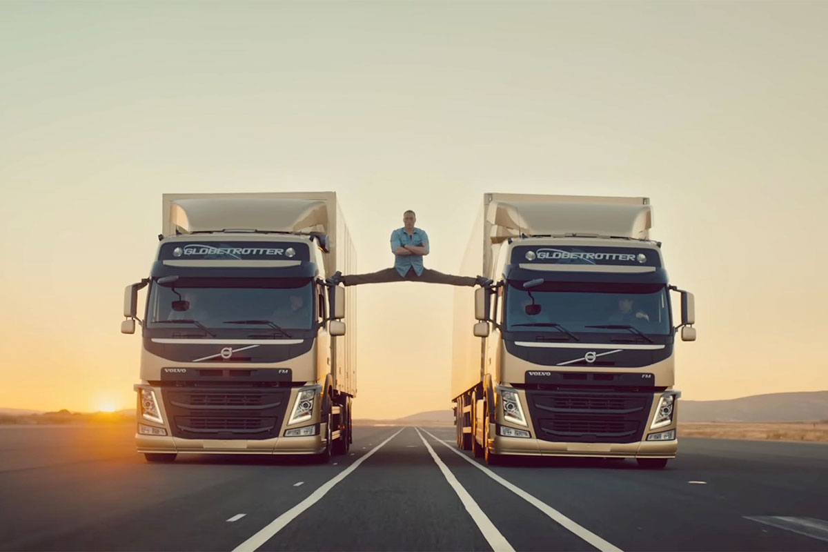 Filmstjärnan Jean-Claude Van Damme gör sin klassiska ”split” mellan två Volvo-lastbilar. Screenshot reklamfim Volvo trucks.