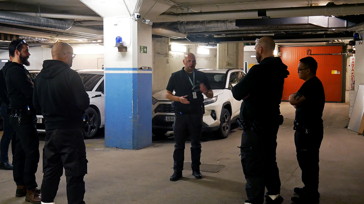 I den svala källaren på bevakningsbolaget Avarn håller Daniel Thulin en utbildning för en grupp säkerhetsvakter i användning av OC-sprej, mer känd som pepparsprej. Foto: Tilda Wendefors