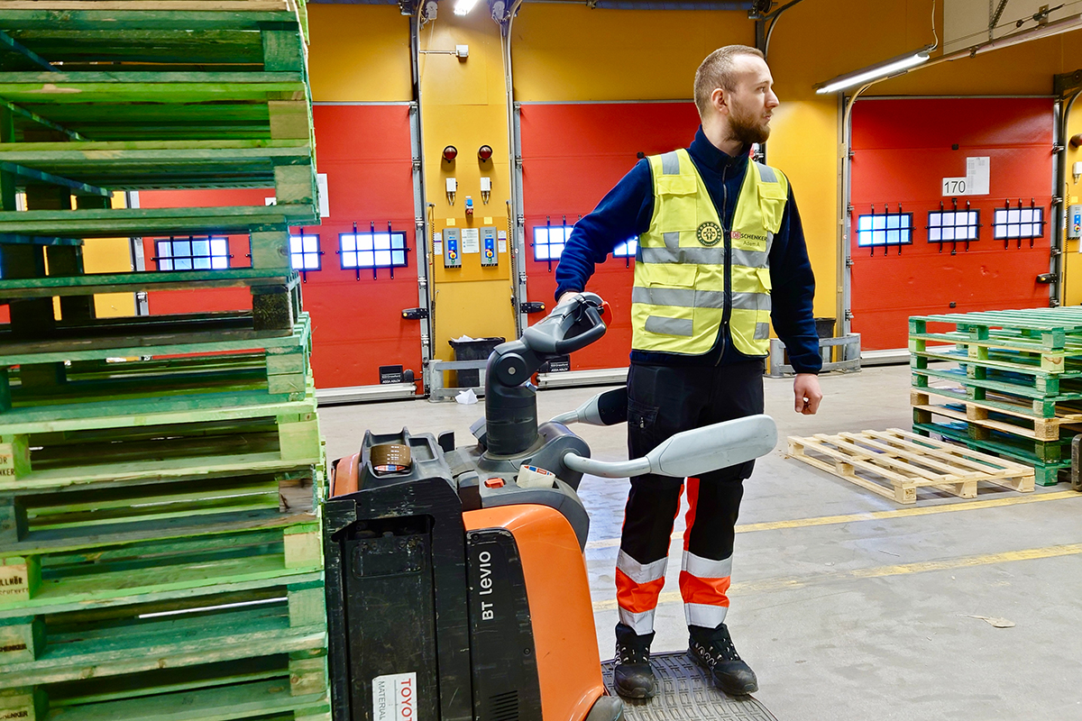 ”Jag vrider hela kroppen i stället för att vrida bara på huvudet när jag kör baklänges”, säger Adam Aliu, skyddsombud vid DB Schenker i Göteborg. Foto: Lars Soold