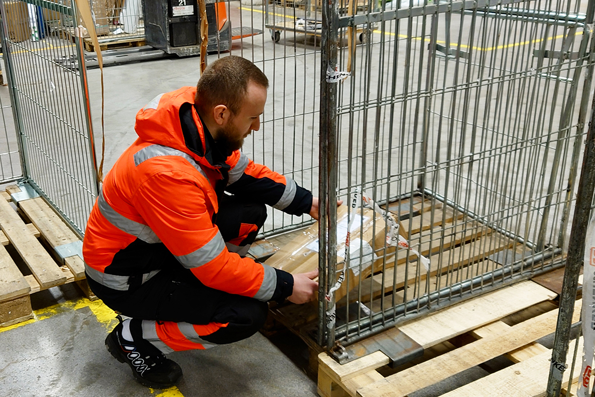 Terminalarbetare Adem Aliu växlar arbetsuppgifter. Här lyfter han och sorterar inrikes paket. Foto: Lars Soold