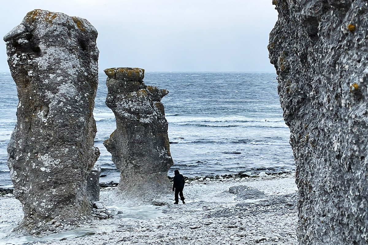 Inför raukarna på Fårö är människan liten. Testa ditt klimatavtryck på Världsnaturfondens (WWF) klimatkalkylator på wwf.se. Foto: Justina Öster