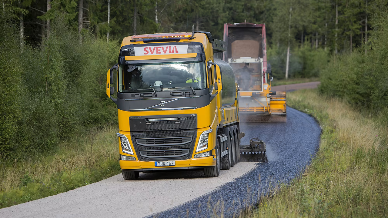 En gul Svevia-lastbil.