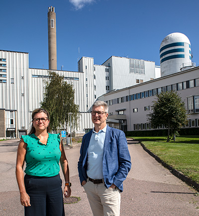 Stina Allbrink, chef för insamlingsenheten, och Erik Kornfeld, vd Karlstads energi, utanför återvinningsstationen Heden i Karlstad. Foto: Lilly Hallberg