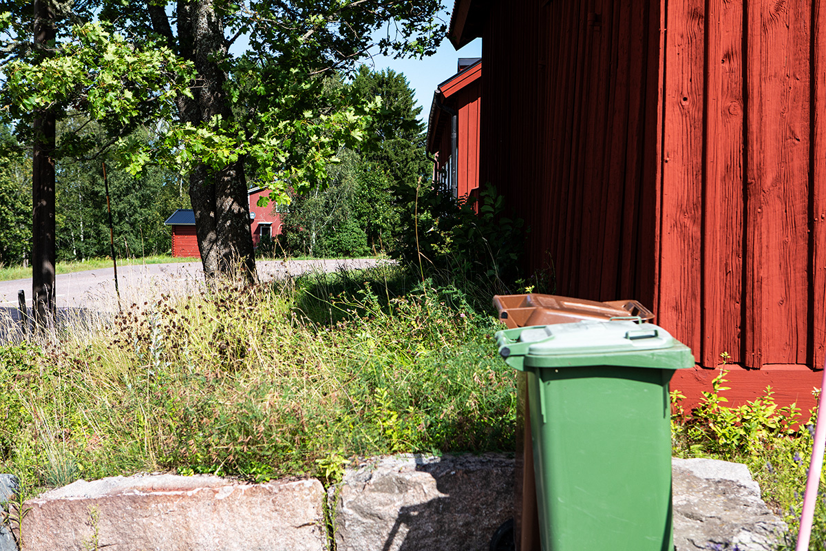Här i Västland, mellan Tierp och Karlholm i norra Uppland, omkom en nyanställd miljöarbetare under arbete med sophämtning i maj i år. Enligt polisens uppgifter direkt efter olyckan handlade det om att hon fallit av bilen då hon stod baktill mellan två hämtningsstationer. Foto: Lilly Hallberg