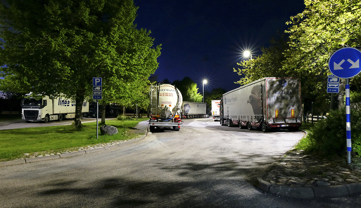 Helg i Spekeröd. Fordonen står parkerade hela helgen och trots närheten till E6 är det lummigt och fint. Rastplatsen har haft problem med stölder av olika slag, men den här natten är det lugnt. Foto: Hanna Strömbom