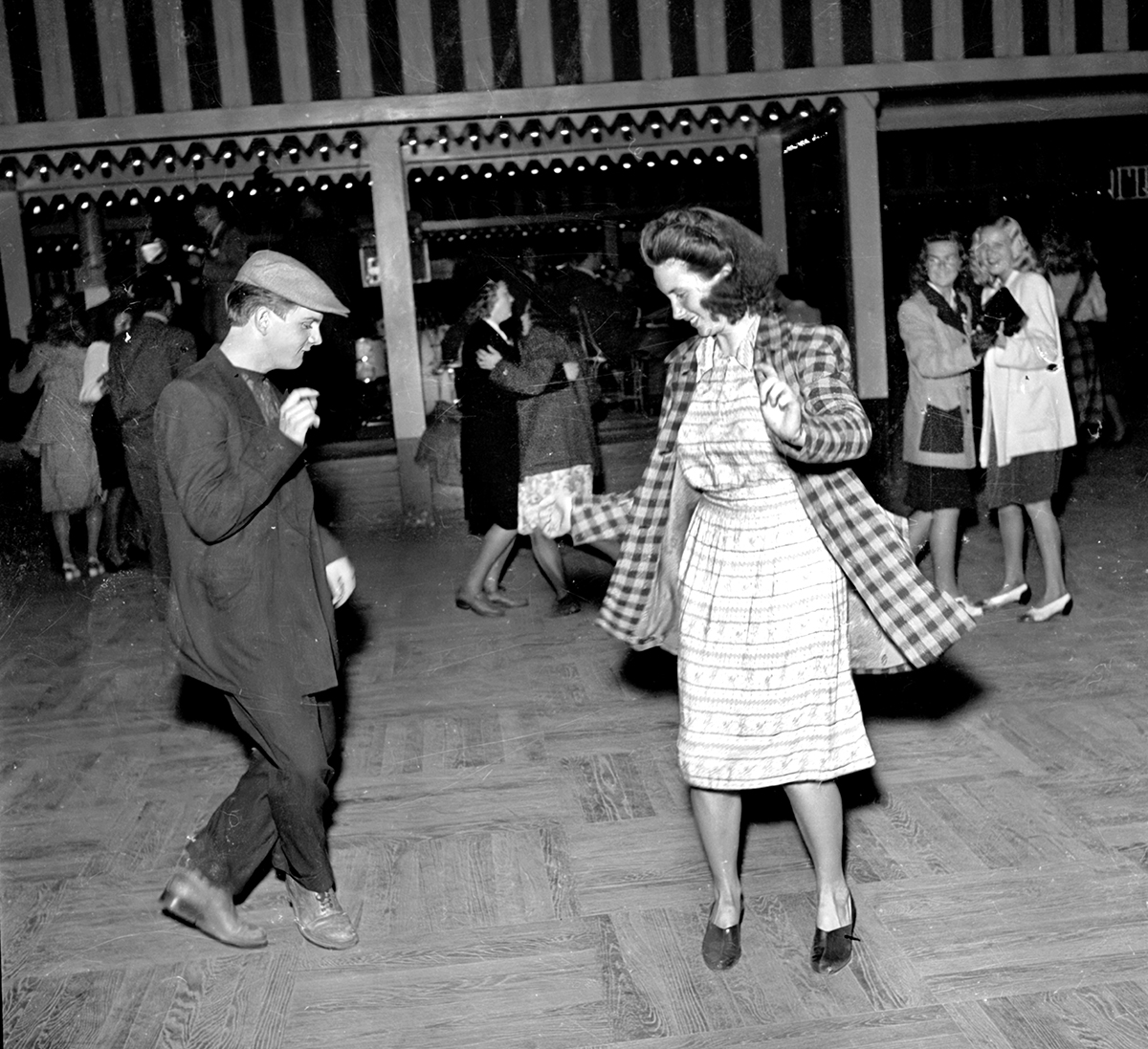 Jitterbugg på Lisebergs stora dansbana Jazzen en augustikväll 1944. Dansbanemotståndare som Allan Svantesson från Svenska kyrkans diakonicentral upprördes: ”Vad är den moderna dansen? En fin och hygglig sällskapslek? Nej! En vilddjurslek.” Foto: Kamerareportage/TT