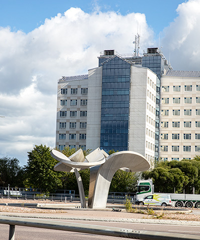 Plymen vakar över den täta trafiken i Backarondellen vid riksväg 60 mot Ludvika. Foto: Justina Öster