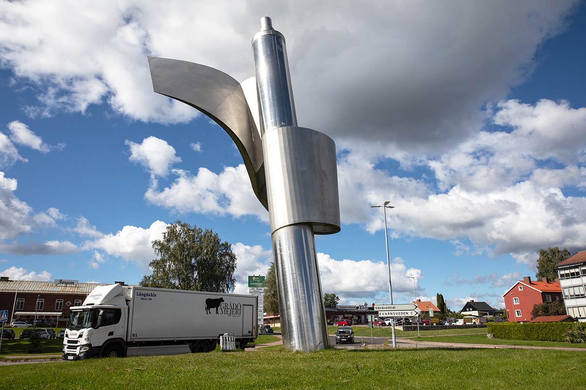 Landad rymling skimrar tio meter mot skyn med fladdrande stelnat papper från en vals i det gamla pappersbruksområdet Kvarnsveden. Foto: Justina Öster