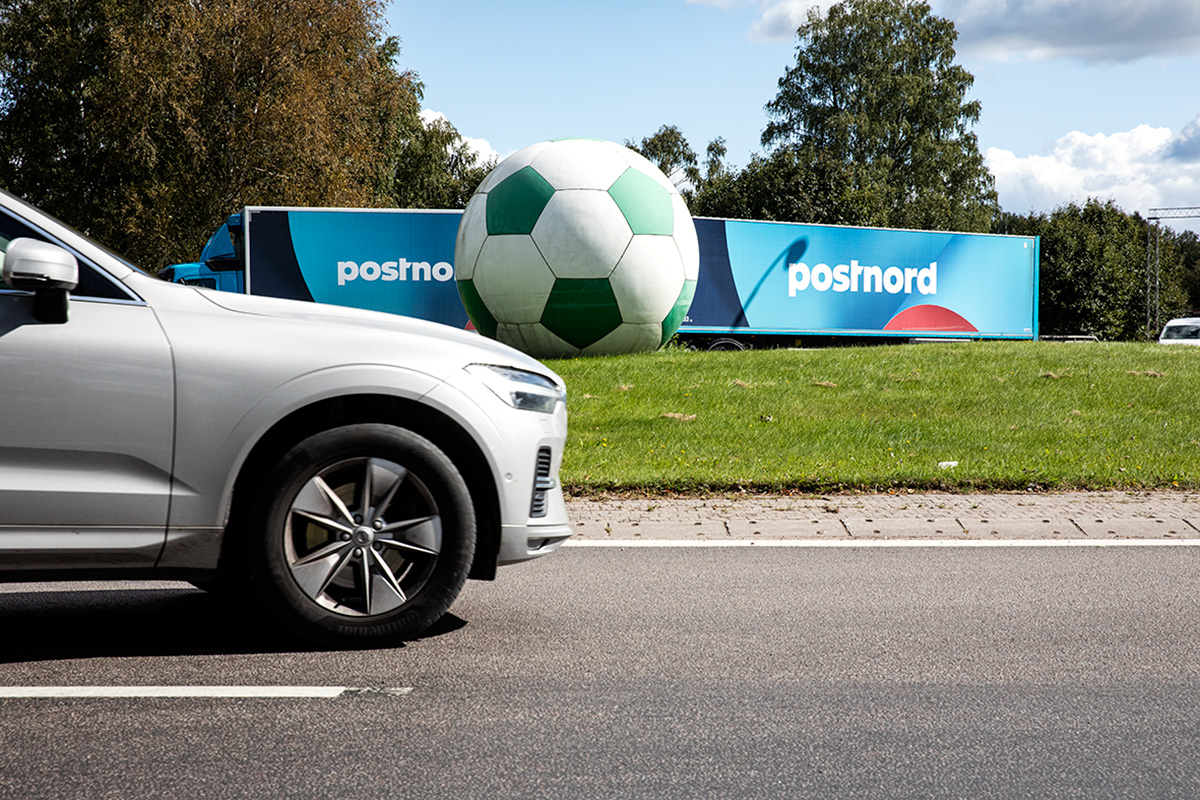 Den stora grönvita fotbollen i Tjärnarondellen skulle ha varit svartvit, men sedan ändrade sig kommunen till fotbollsklubben IK Brages färger. Foto: Justina Öster