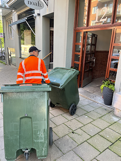 Andreas Stålhandske trivs bra som sophämtare och har inget annat på gång. ”Jag har inte bestämt vad jag ska göra när jag blir stor”, säger han och skrattar. Foto: Peter Olofsson