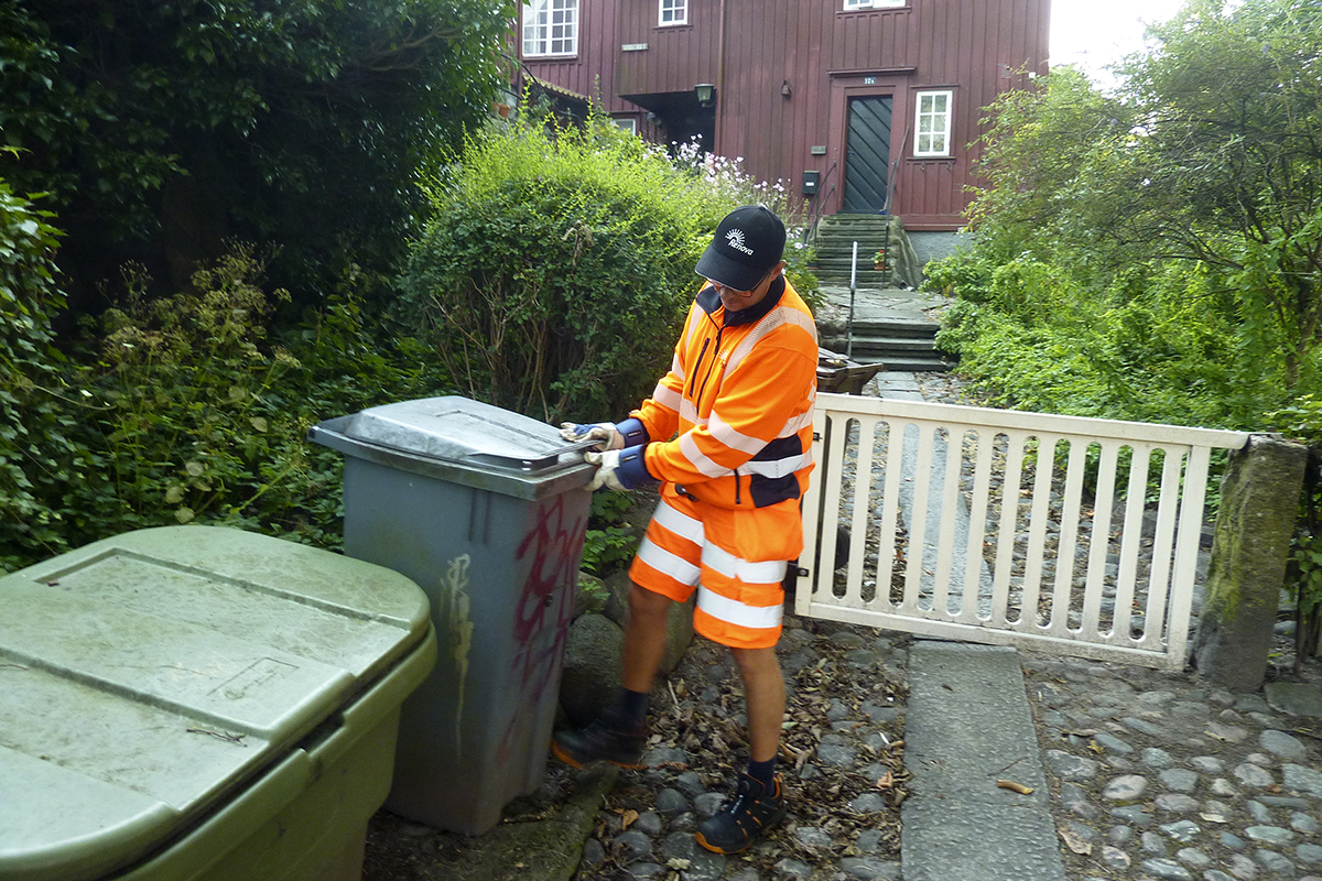 Efter en arbetsdag med slit över kullerstenar och upp för trottoarkanter med sopkärlen är Andreas Stålhandske trött i kroppen. Foto: Peter Olofsson