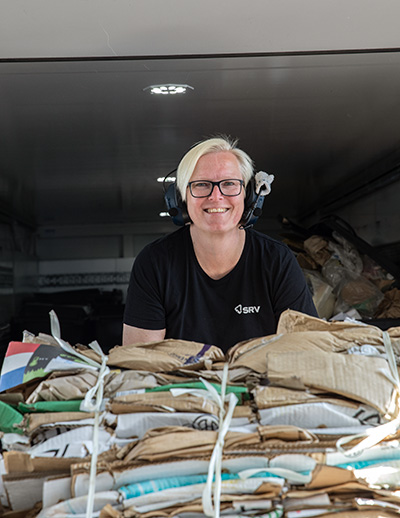 ”Vi har bra stämning på jobbet. Min chef är en förebild, han är alltid glad, hejar och frågar hur det går. Håller inte bara på och predikar”, säger sopgubben Elin Malmström. 