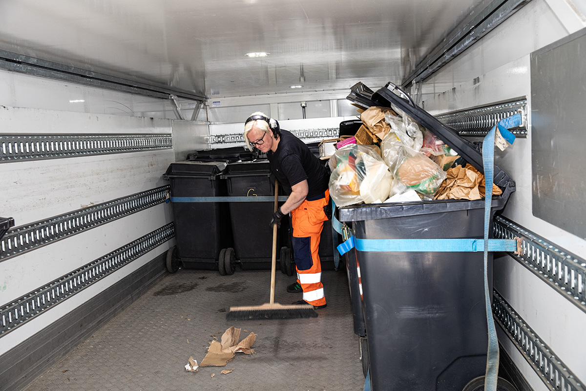 Elin Malmström har svårt att sitta still. Så jobbet som sopgubbe passar henne fint. Foto: Justina Öster